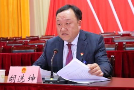 县委副书记、代县长胡选坤主持两会中共党员会议并宣读县委成立两会临时党委的决定